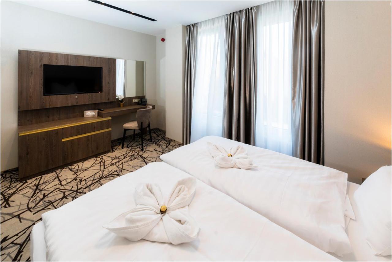 Hotel Szatmari & Etterem Jászberény Buitenkant foto