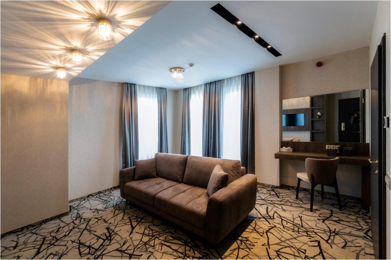Hotel Szatmari & Etterem Jászberény Buitenkant foto