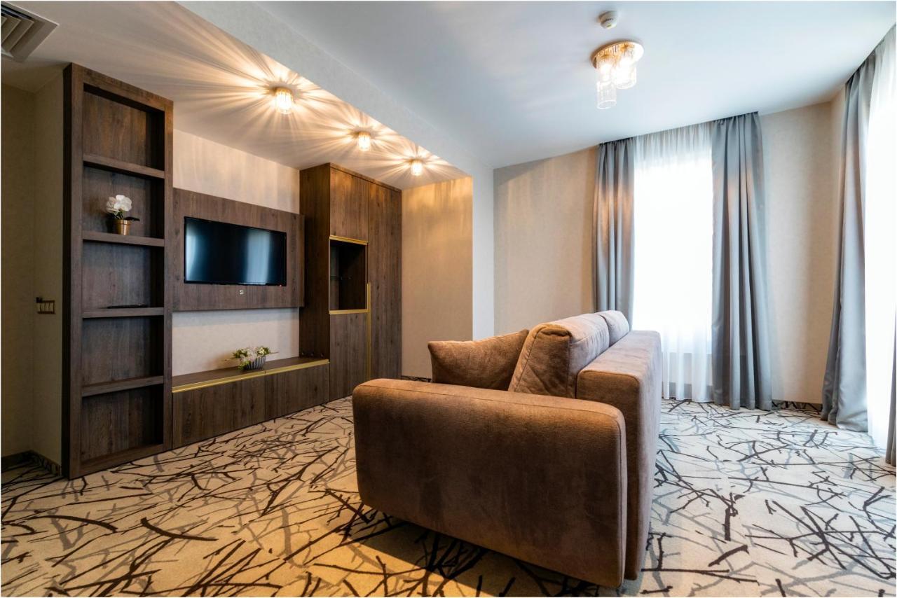 Hotel Szatmari & Etterem Jászberény Buitenkant foto