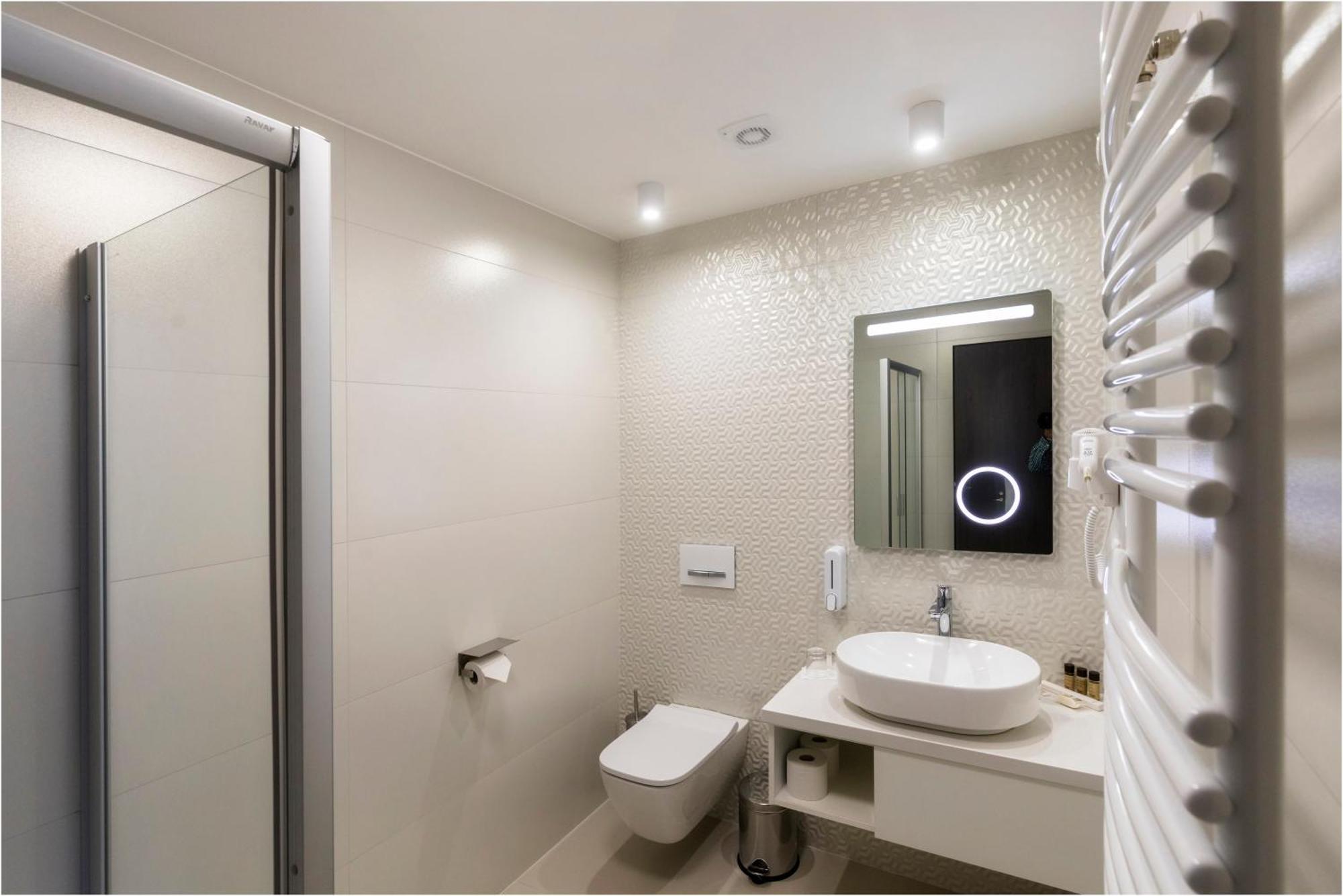 Hotel Szatmari & Etterem Jászberény Buitenkant foto