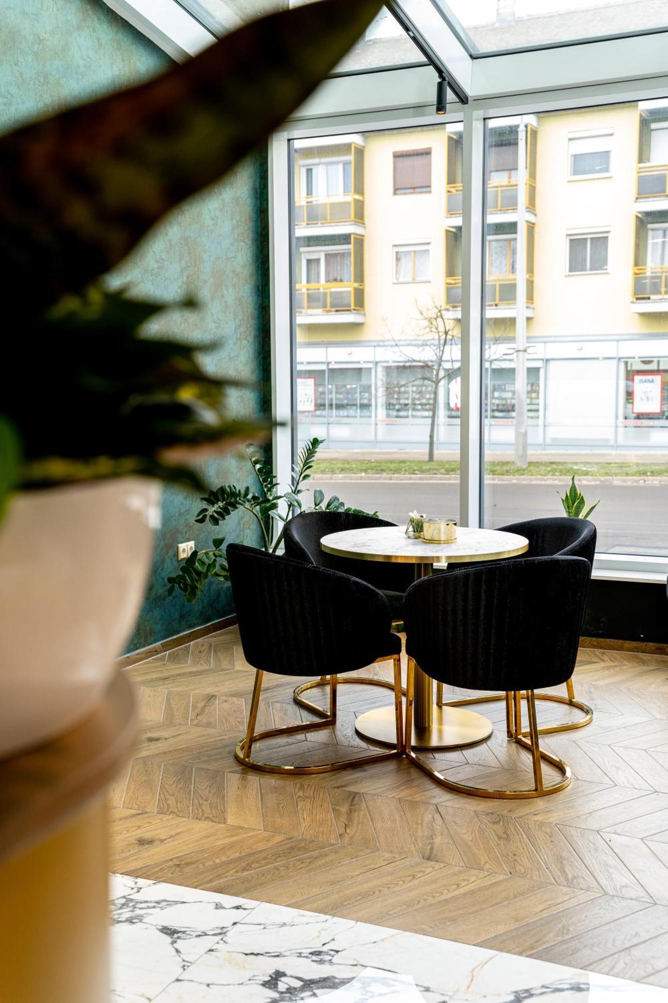 Hotel Szatmari & Etterem Jászberény Buitenkant foto