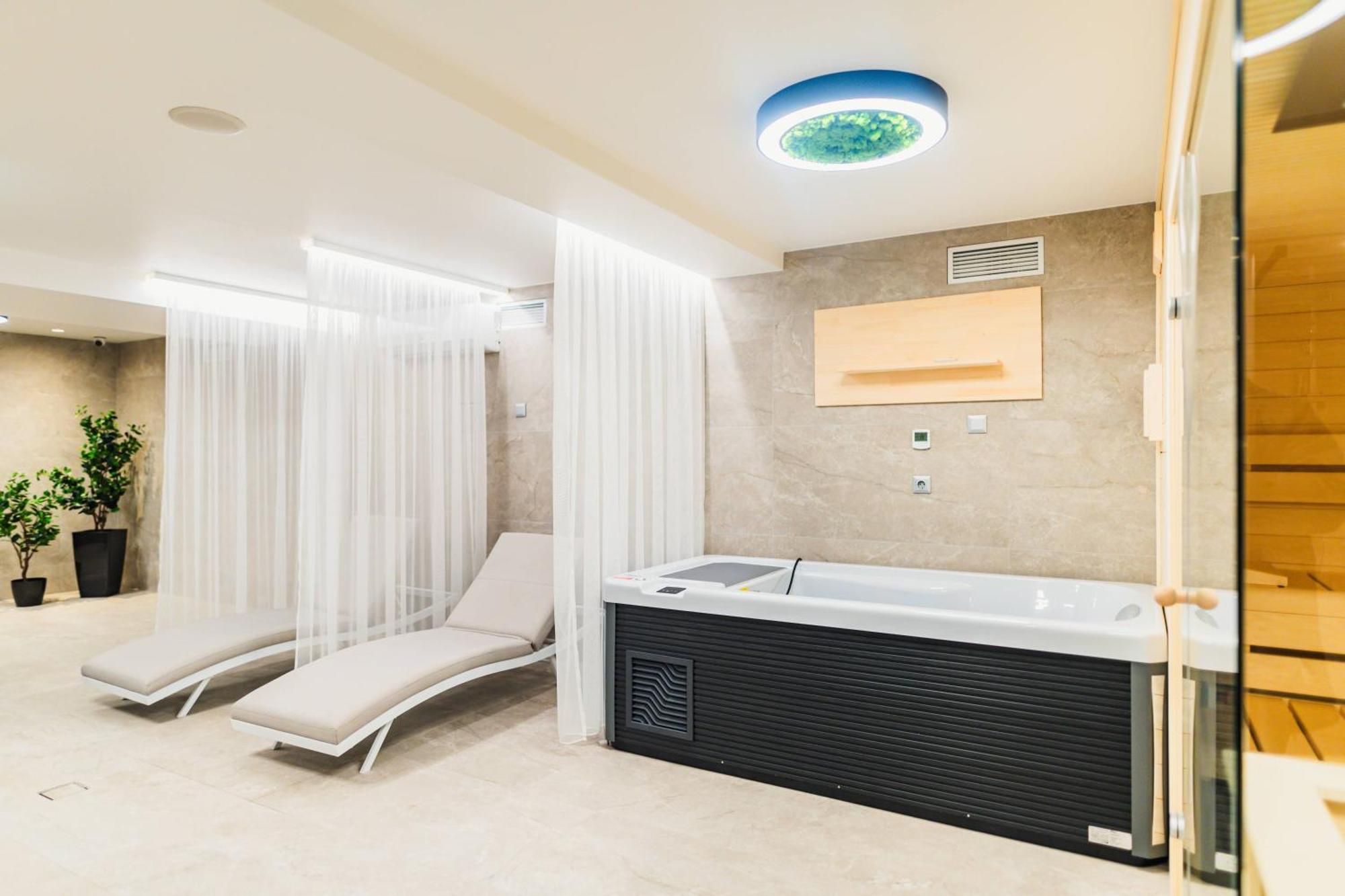 Hotel Szatmari & Etterem Jászberény Buitenkant foto